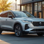 SUV compact argenté en ville en lumière naturelle