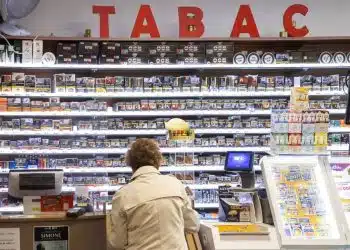 Cliente a la caisse du Tabac Presse de la Marina, port de Marina Baie des Anges, Villeneuve-Loubet FRANCE - 02/11/2021//SYSPEO_sysA046/2111031842/Credit:SYSPEO/SIPA/2111031846