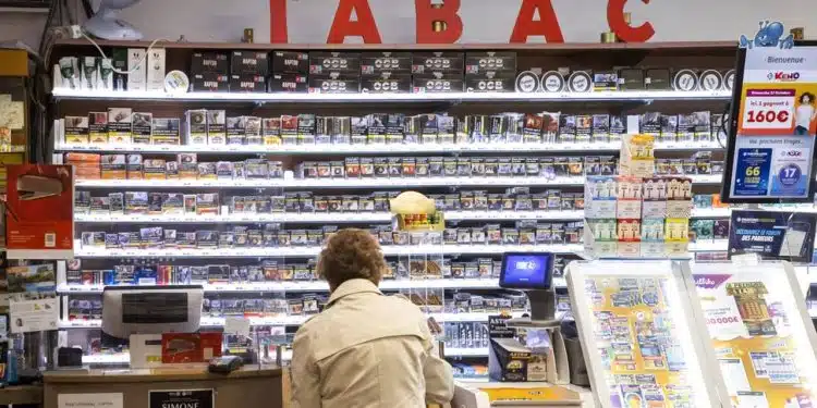 Cliente a la caisse du Tabac Presse de la Marina, port de Marina Baie des Anges, Villeneuve-Loubet FRANCE - 02/11/2021//SYSPEO_sysA046/2111031842/Credit:SYSPEO/SIPA/2111031846